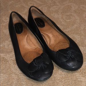 Women’s Black Leather Clarks Artisans Flats (6.5)